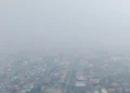 Pemandangan permukiman di Pekanbaru yang terselimuti kabut asap tebal, dilihat dari ketinggian