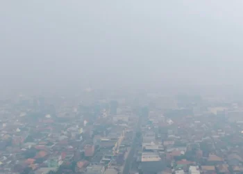 Pemandangan permukiman di Pekanbaru yang terselimuti kabut asap tebal, dilihat dari ketinggian