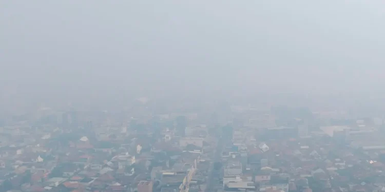 Pemandangan permukiman di Pekanbaru yang terselimuti kabut asap tebal, dilihat dari ketinggian