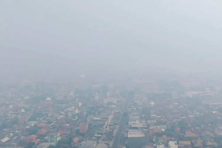 Pemandangan permukiman di Pekanbaru yang terselimuti kabut asap tebal, dilihat dari ketinggian