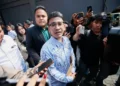 Ruben Onsu berada di tengah kerumunan wartawan yang mengarahkan kamera dan ponsel kepadanya