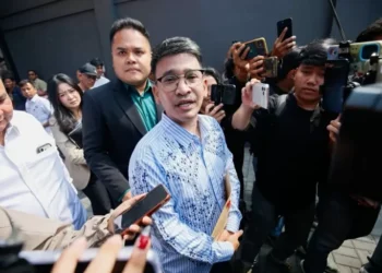 Ruben Onsu berada di tengah kerumunan wartawan yang mengarahkan kamera dan ponsel kepadanya