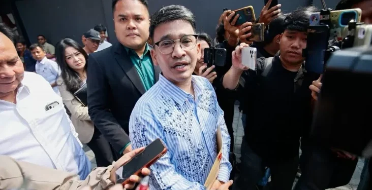 Ruben Onsu berada di tengah kerumunan wartawan yang mengarahkan kamera dan ponsel kepadanya