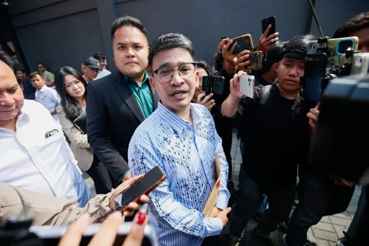 Ruben Onsu berada di tengah kerumunan wartawan yang mengarahkan kamera dan ponsel kepadanya