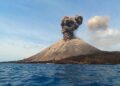 Gunung Anak Krakatau di Selat Sunda terlihat mengeluarkan asap dari kawah dalam foto dokumentasi