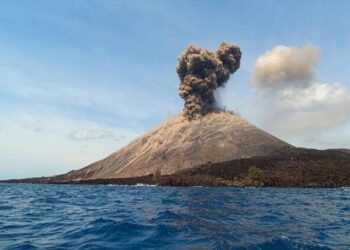Gunung Anak Krakatau di Selat Sunda terlihat mengeluarkan asap dari kawah dalam foto dokumentasi