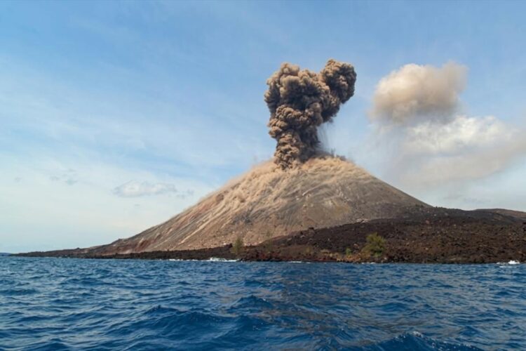 Gunung Anak Krakatau di Selat Sunda terlihat mengeluarkan asap dari kawah dalam foto dokumentasi