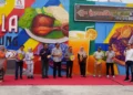 Sejumlah orang berdiri di depan mural warna-warni bertema kuliner dan papan Teras LA saat sebuah kegiatan di Lenteng Agung