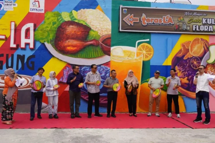 Sejumlah orang berdiri di depan mural warna-warni bertema kuliner dan papan Teras LA saat sebuah kegiatan di Lenteng Agung
