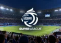 Ilustrasi stadion sepak bola pada malam hari dengan logo BRI Super League di tengah lapangan
