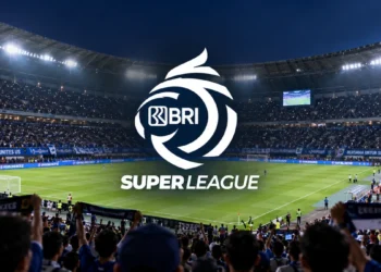 Ilustrasi stadion sepak bola pada malam hari dengan logo BRI Super League di tengah lapangan
