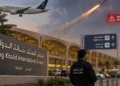 Ilustrasi digital terminal Bandara King Khalid di Riyadh, pesawat di langit, gambar rudal dan grafis peringatan ancaman rudal