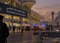 Ilustrasi petugas keamanan dan kendaraan darurat di Bandara Internasional King Khalid, Riyadh.