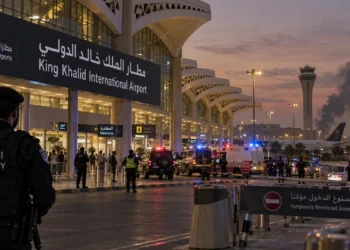 Ilustrasi petugas keamanan dan kendaraan darurat di Bandara Internasional King Khalid, Riyadh.