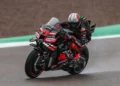 Marco Bezzecchi mengendarai motor Aprilia bernomor 72 di lintasan