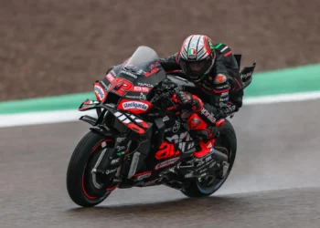 Marco Bezzecchi mengendarai motor Aprilia bernomor 72 di lintasan