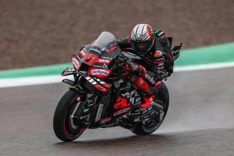 Marco Bezzecchi mengendarai motor Aprilia bernomor 72 di lintasan