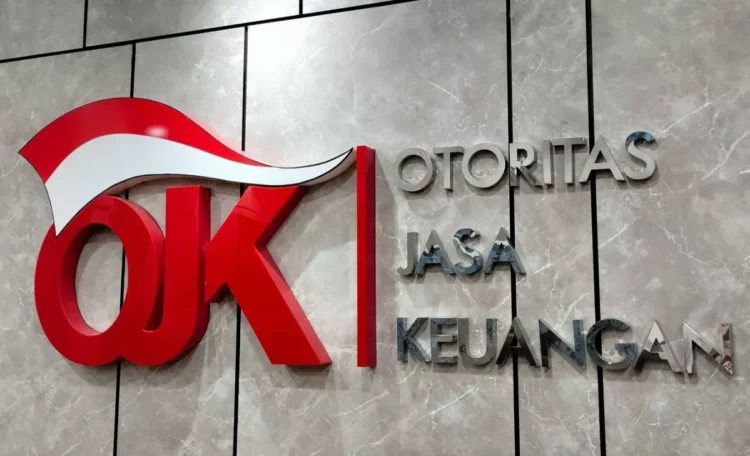 Logo Otoritas Jasa Keuangan (OJK) pada dinding berwarna abu-abu
