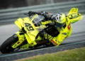 Fabio Di Giannantonio mengendarai motor balap Ducati bernomor 49 berwarna kuning saat menikung di lintasan.