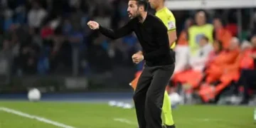 Cesc Fabregas di pinggir lapangan saat memimpin Como 1907
