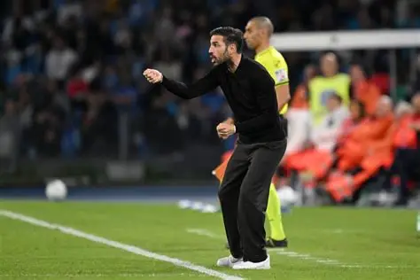 Cesc Fabregas di pinggir lapangan saat memimpin Como 1907