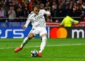 Kylian Mbappe mengenakan seragam Real Madrid saat menendang bola di lapangan