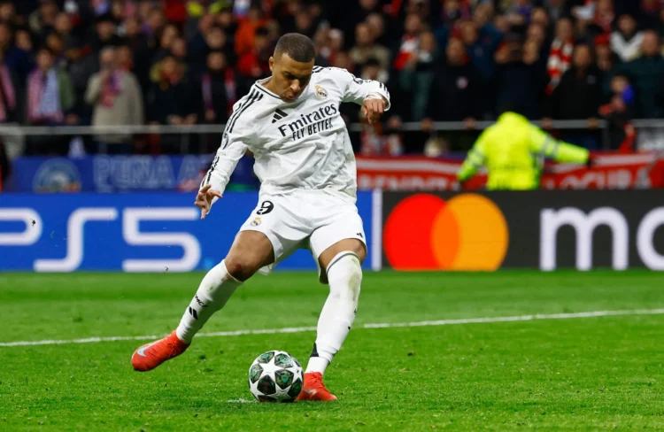 Kylian Mbappe mengenakan seragam Real Madrid saat menendang bola di lapangan