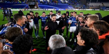 Cesc Fabregas berbicara kepada para pemain Como 1907 yang berkumpul di lapangan sepak bola.