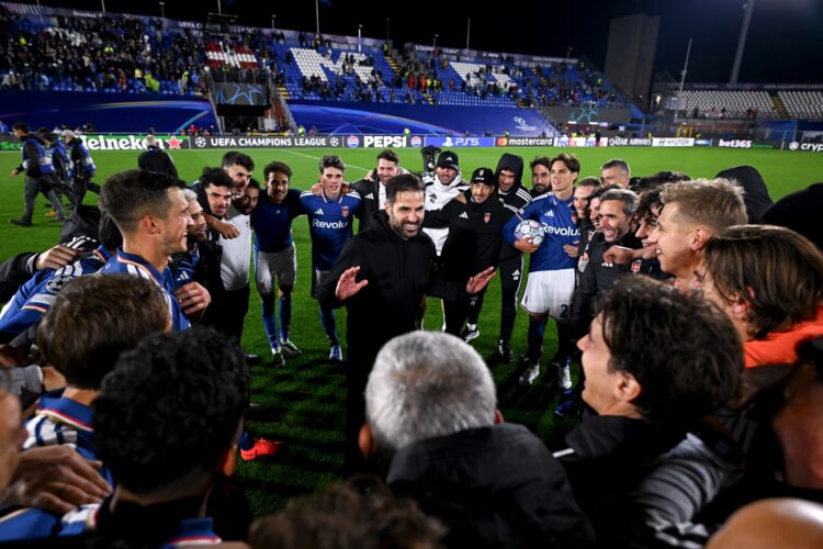 Cesc Fabregas berbicara kepada para pemain Como 1907 yang berkumpul di lapangan sepak bola.