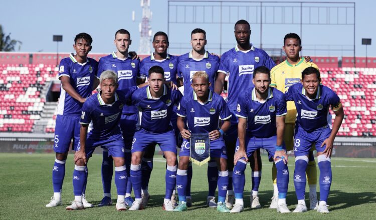 Skuad Persib Bandung berfoto sebelum pertandingan