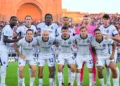 Sebelas pemain Inter Milan berpose bersama di lapangan mengenakan seragam putih bergaris biru dengan penjaga gawang berbaju merah muda