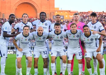 Sebelas pemain Inter Milan berpose bersama di lapangan mengenakan seragam putih bergaris biru dengan penjaga gawang berbaju merah muda