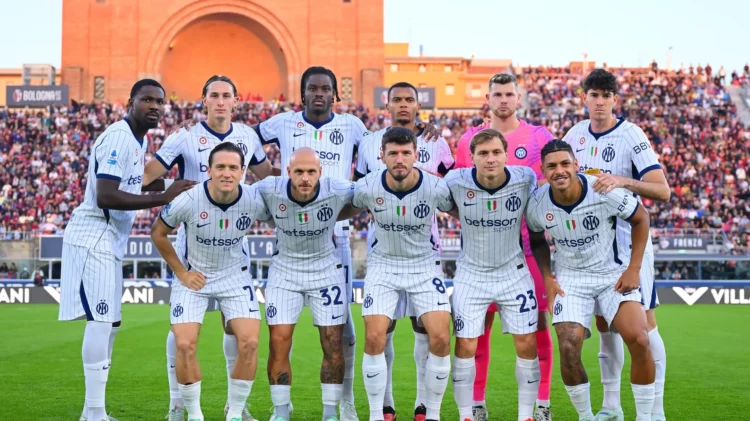 Sebelas pemain Inter Milan berpose bersama di lapangan mengenakan seragam putih bergaris biru dengan penjaga gawang berbaju merah muda