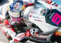 Pembalap Honda Team Asia bernomor 9 mengendarai motor balap putih merah di lintasan