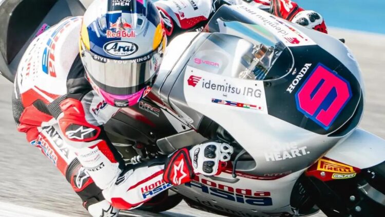 Pembalap Honda Team Asia bernomor 9 mengendarai motor balap putih merah di lintasan