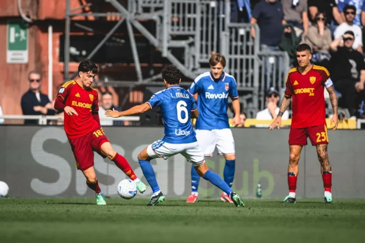 Pemain AS Roma berbaju merah dan pemain Como berseragam biru berebut bola di lapangan
