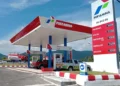 SPBU Pertamina dengan area pengisian BBM, kendaraan dan papan harga bahan bakar