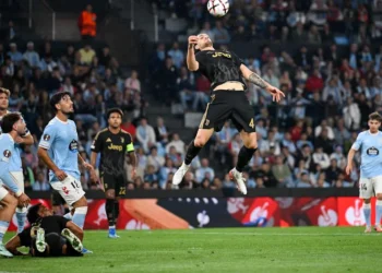 Pemain Juventus berseragam hitam melompat menyambut bola di tengah sejumlah pemain Celta Vigo berseragam biru muda