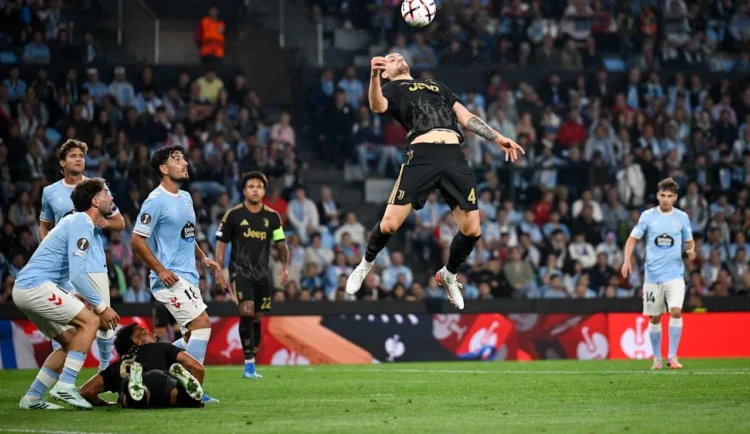 Pemain Juventus berseragam hitam melompat menyambut bola di tengah sejumlah pemain Celta Vigo berseragam biru muda