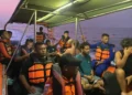 Sejumlah penumpang dan petugas mengenakan jaket pelampung di kapal penyelamat saat proses evakuasi di perairan Labuan Bajo