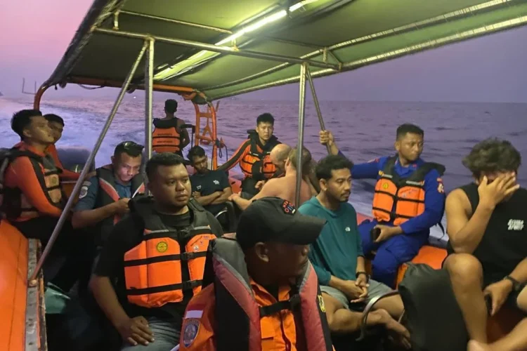 Sejumlah penumpang dan petugas mengenakan jaket pelampung di kapal penyelamat saat proses evakuasi di perairan Labuan Bajo