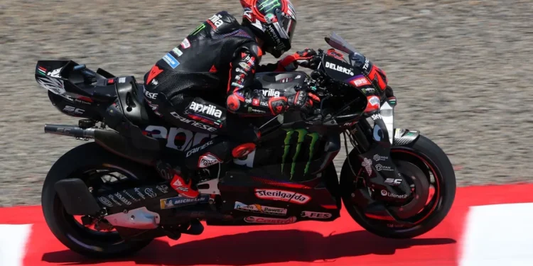 Marco Bezzecchi mengendarai motor Aprilia berwarna hitam dengan aksen merah di lintasan balap