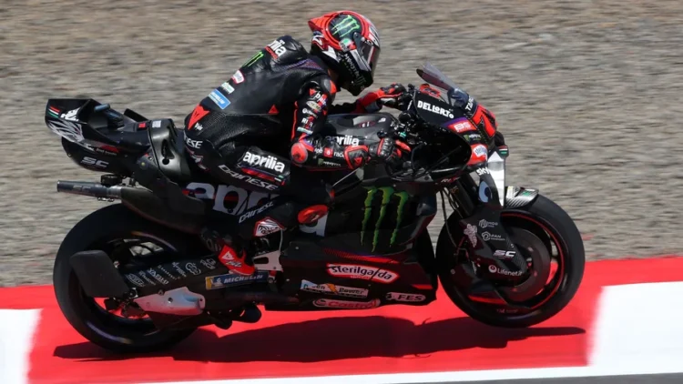 Marco Bezzecchi mengendarai motor Aprilia berwarna hitam dengan aksen merah di lintasan balap