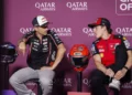 Jorge Martin dengan pakaian tim Aprilia dan Marc Marquez dengan pakaian tim Ducati duduk berbincang dengan dua helm di antara mereka