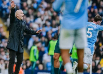 Enzo Maresca memberi instruksi di tepi lapangan dengan pemain Manchester City di belakangnya